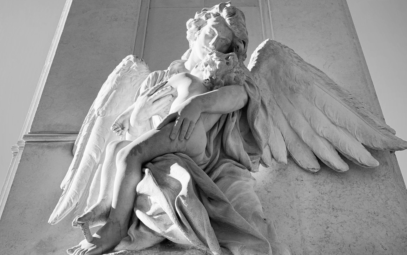 statue d'ange sur une ancienne tombe située dans le cimetière de