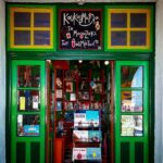 Koukoumavla, une petite librairie sur l’île de Patmos, invite les visiteurs à entrer dans le monde magique des livres et de l’art